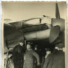 Militaria: 1940-45 FOTO II GUERRA MUNDIAL. PILOTOS LUFTWAFFE AVIÓN BOMBARDERO HEINKEL HE 111. Lote 384454089