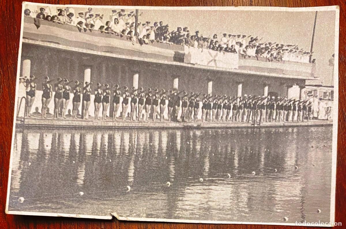 Militaria: FOTOGRAFIA DE SOLDADOS Y PUBLICO HACIENDO EL SALUDO FACISTA EN CONCURSO DE NATACION, POSIBLEMENTE EN