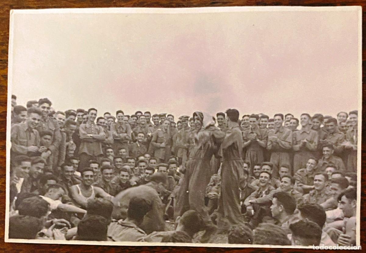 Militaria: FOTOGRAFIA DE SOLDADOS DURANTE SU TIEMPO DE DESCANSO, MIDE 8 X 5,3 CMS.