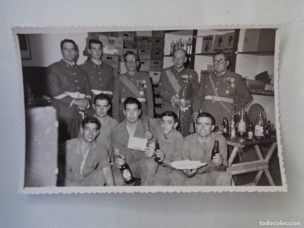 Militaria: FOTO DE MILITARES EN LA CANTINA DEL CUARTEL, UNO EX IVISION AZUL CON PARCHE
