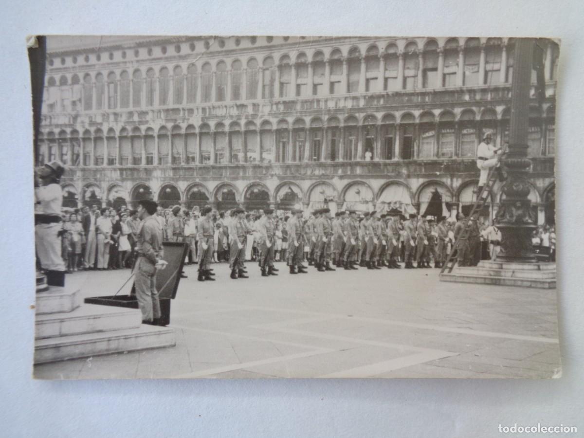Militaria: FOTO DE MILITARES EN PARADA Y BOMBEROS INSTALANDO ALGO ( BANDERAS ?? )