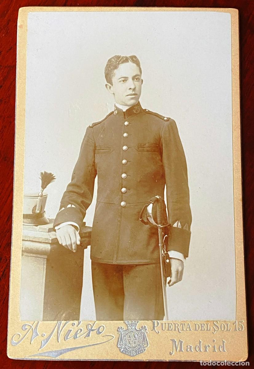 Militaria: FOTOGRAFIA ALBUMINA DE SOLDADO DE INFANTERIA CON GORRO ROS, EPOCA ALFONSO XIII, FOTO A. NIETO, MADRI