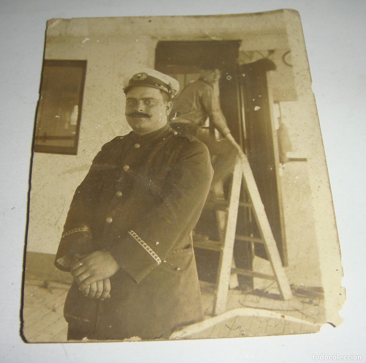 Militaria: Antigua fotograf&iacute;a Militar. Con uniforme de Maquinista.