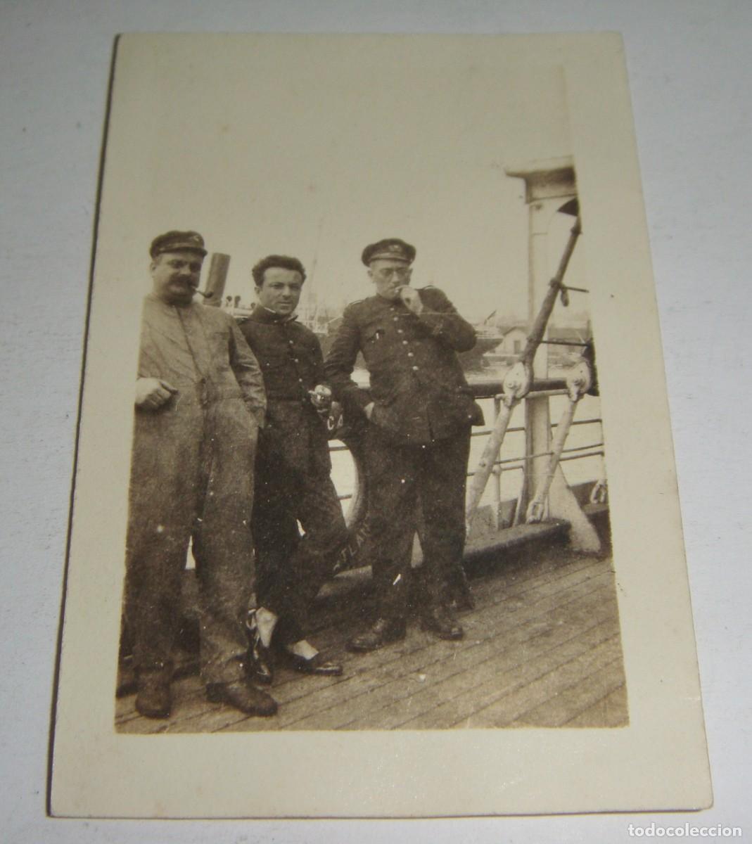 Militaria: Antigua fotograf&iacute;a militar. A bordo de un buque. Con uniformes de m&aacute;quinas. &Eacute;poca de Alfonso XIII.