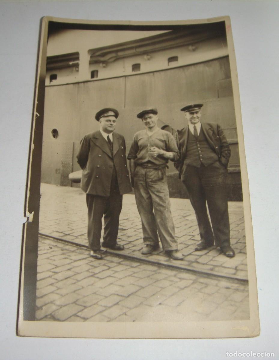 Military Antiques: Fotograf&iacute;a postal fotogr&aacute;fica en un Muelle. Con uniformes de Maquinistas Navales.