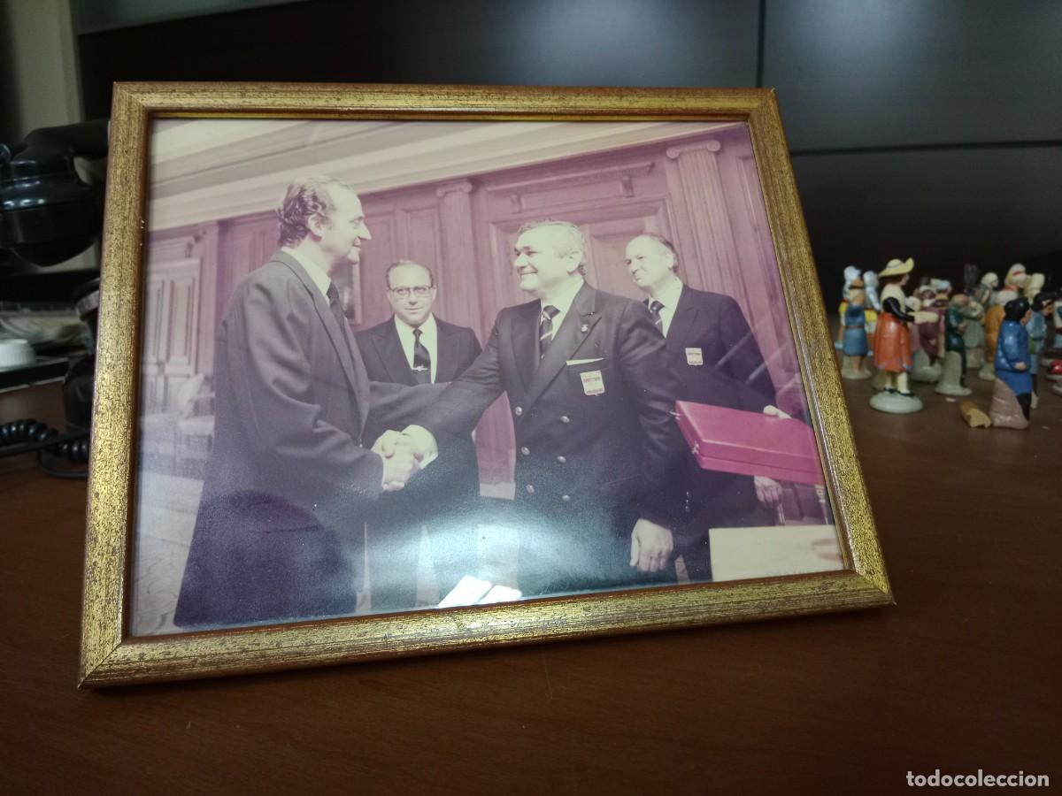 Militaria: FOTOGRAFIA DE RECEPCION DE S.M. REY JUAN CARLOS I A GENERAL DEL EJERCITO ESPA&Ntilde;OL - A&Ntilde;OS 80