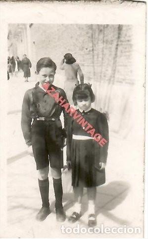 Militaria: ANTIGUA FOTOGRAFIA NI&Ntilde;O VESTIDO DE FALANGISTA, 45X70MM