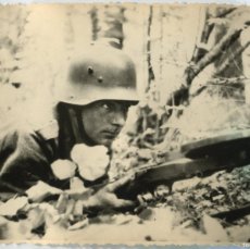 Militaria: 1942-45 FOTOGRAFÍA II GUERRA MUNDIAL. SOLDADO ALEMÁN COMBATE CON AMETRALALDORA RUSA (8,5X12CM)