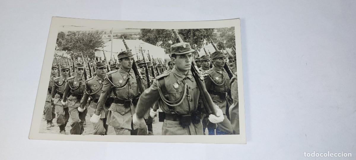 Militaria: ANTIGUA FOTOGRAFIA MILITAR JURA DE BANDERA EN MONTEJAQUE MALAGA A&Ntilde;OS 50