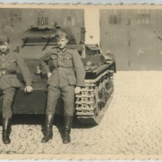 Militaria: 1940-45 FOTO II GUERRA MUNDIAL. CARRO DE COMBATE LIGERO O PANZER I Y SOLDADOS ALEMANES. Lote 389125949
