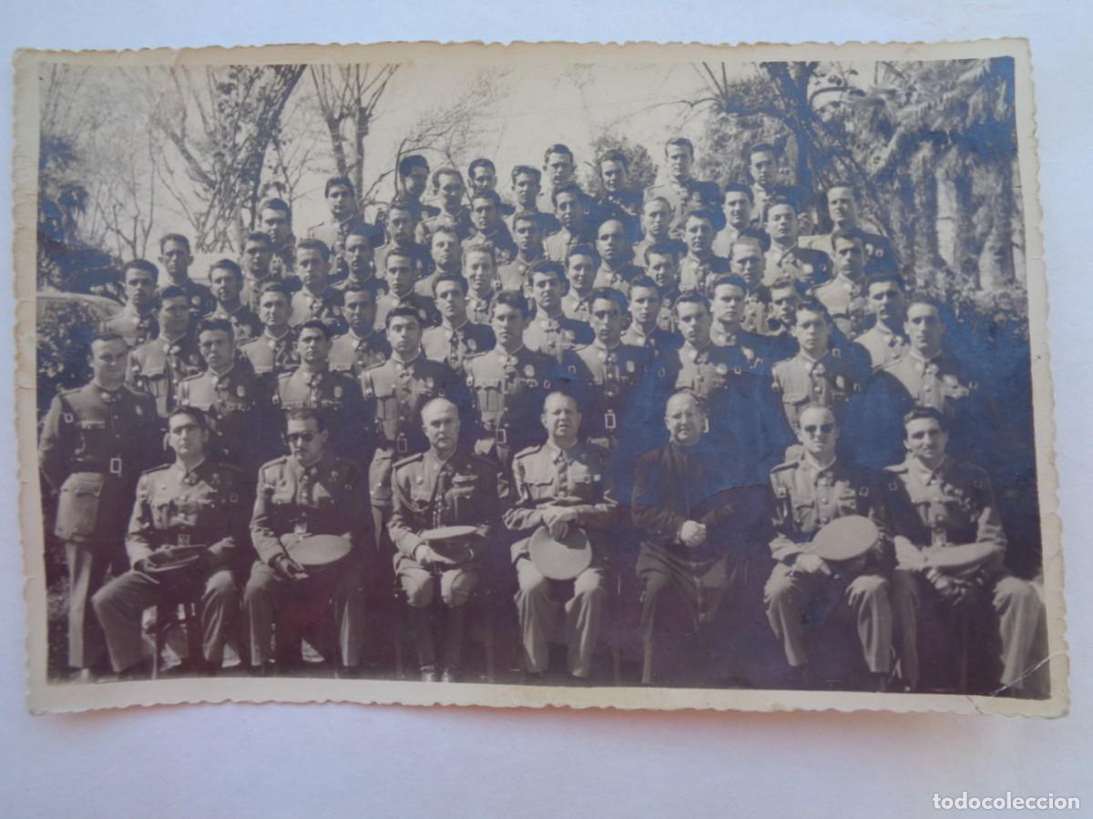 Militaria: POLICIA ARMADA : FOTO DE AGENTES CON OFICIALES Y PATER
