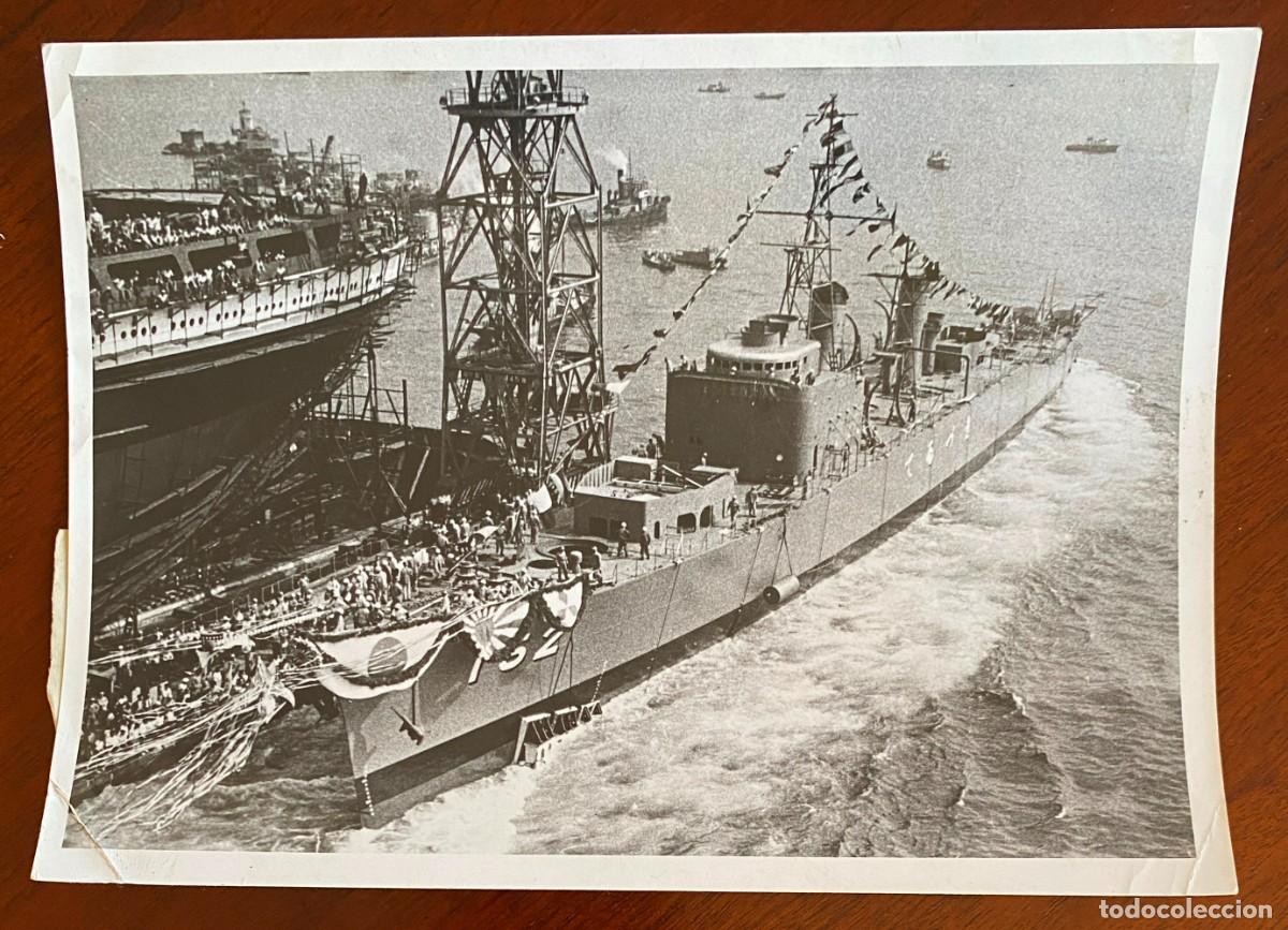 Militaria: FOTOGRAFIA DE UN BARCO DESTRUCTOR TERUZUKI, HA SIDO BOTADO EN LOS ASTILLEROS DE KOBE, CON FONDOS DEL