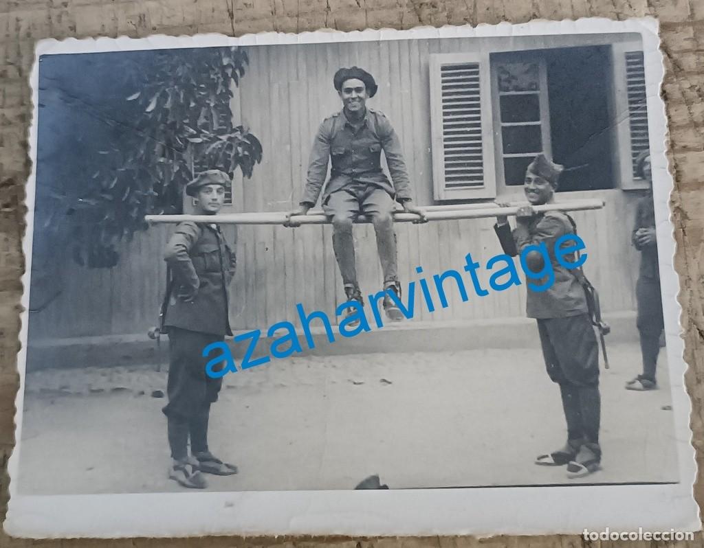 Militaria: 1936, SOLDADOS EN EL PATIO DE UN CUARTEL, 85X66 MM