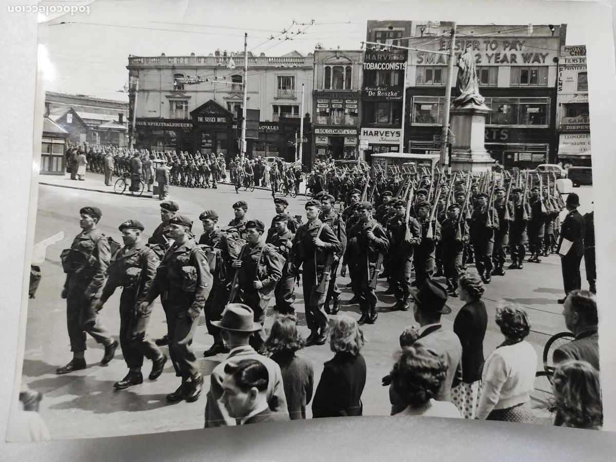 Militaria: Fotograf&iacute;a de prensa. Soldados ingleses desfilando.