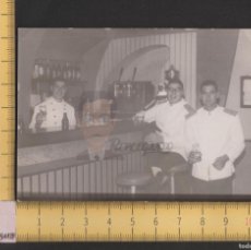 Militaria: SOLDADOS ESPAÑOLES DE UNIFORME CAMARERO BAR CUARTEL SIDI IFNI / FOTO AÑO 1968 SAHARA ESPAÑOL MILI
