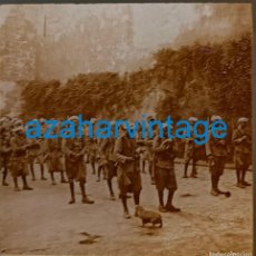 Militaria: SEVILLA,1922, REGULARES DE LARACHE SALIENDO DEL ALCAZAR, RESIDENCIA REGIA, CRISTAL POSITIVO, 48X50MM. Lote 393675879