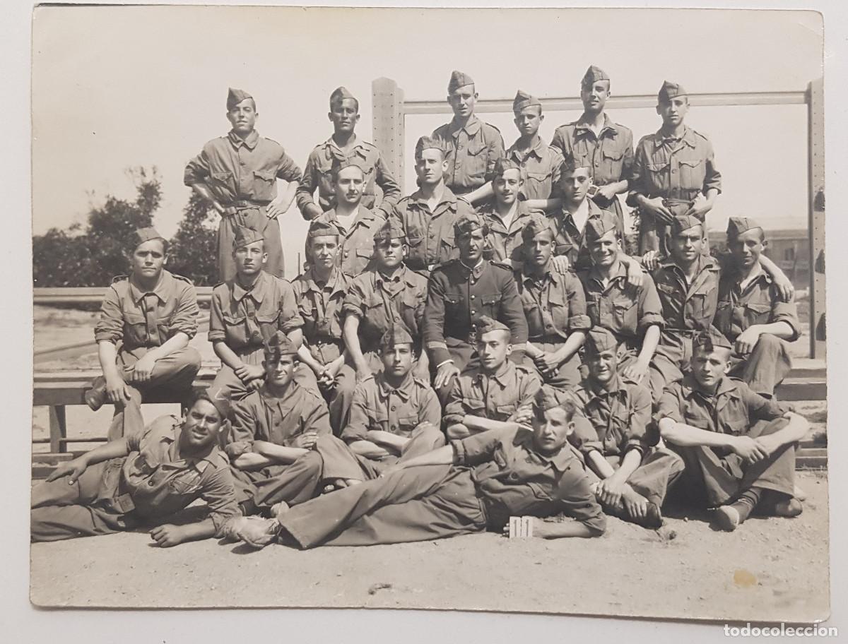 Militaria: FOTOGRAFIA MILITAR GRUPO DE SOLDADOS Y SARGENTO, INFANTERIA A&Ntilde;O 1946 Medidas aproximadas 12 x 9 cm