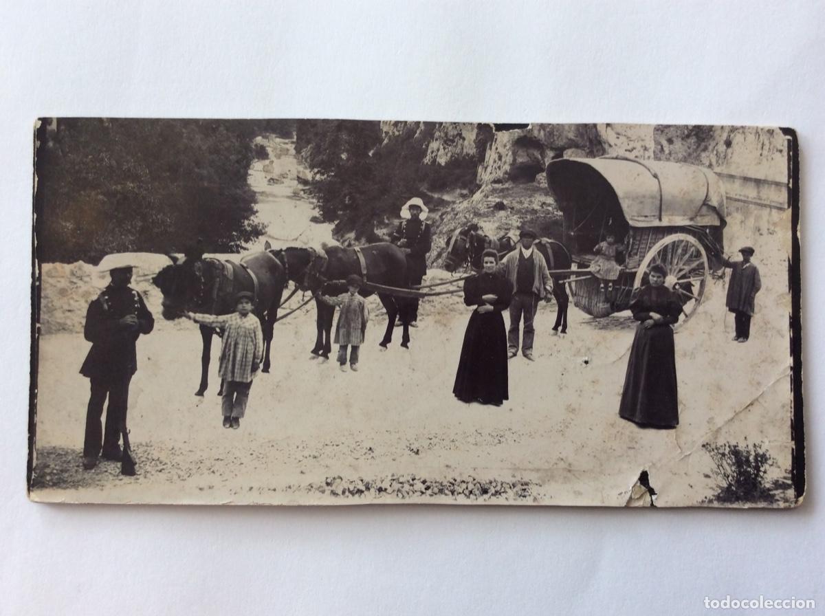 Militaria: FOTOGRAF&Iacute;A GELATINOBROMURO ANONIMA 8&rsquo;5 x 17 CMS. FAMILIA Y CARRO CON GUARDIA CIVIL
