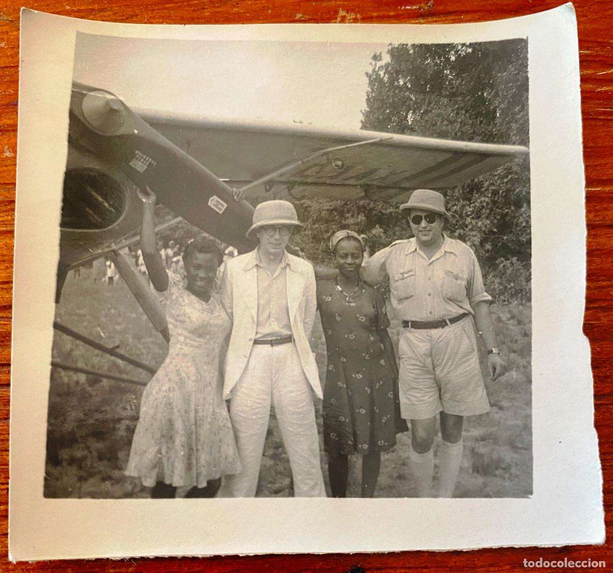 Militaria: FOTOGRAF&Iacute;A DE GUINEA ECUATORIAL, PERSONAL DEL SERVICIO FORESTAL EN AER&Oacute;DROMO JUNTO A MUJERES GUINEAN