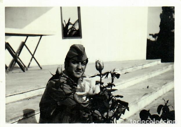 Militaria: Militar entre las rosas. A&ntilde;os 50-60. cp