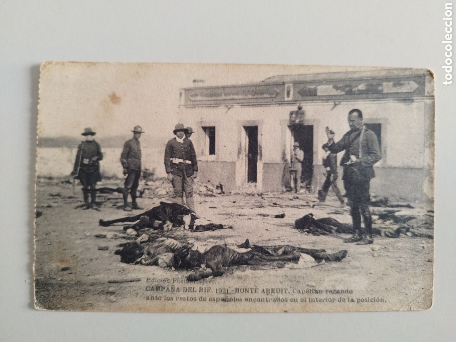 Militaria: POSTAL GUERRA CAMPA&Ntilde;A DEL RIF MONTE ARRUIT CAPELLAN ANTE RESTOS DE ESPA&Ntilde;OLES ENCONTRADOS EN INTERIOR