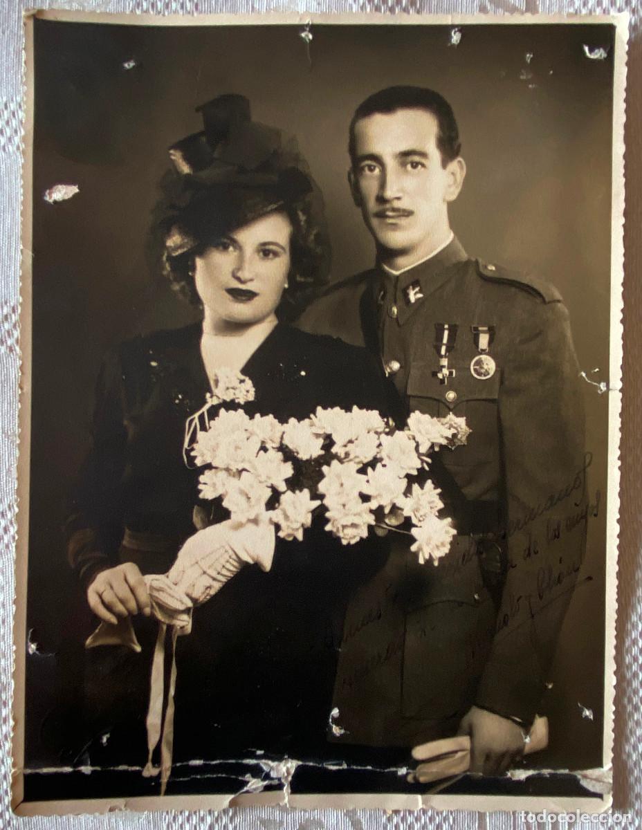 Militaria: FOTOGRAF&Iacute;A DE GUARDIA CIVIL CONDECORADO JUNTO A SU MUJER, FOTO CELA, CON DEDICATORIA Y FIRMA MANUSCR