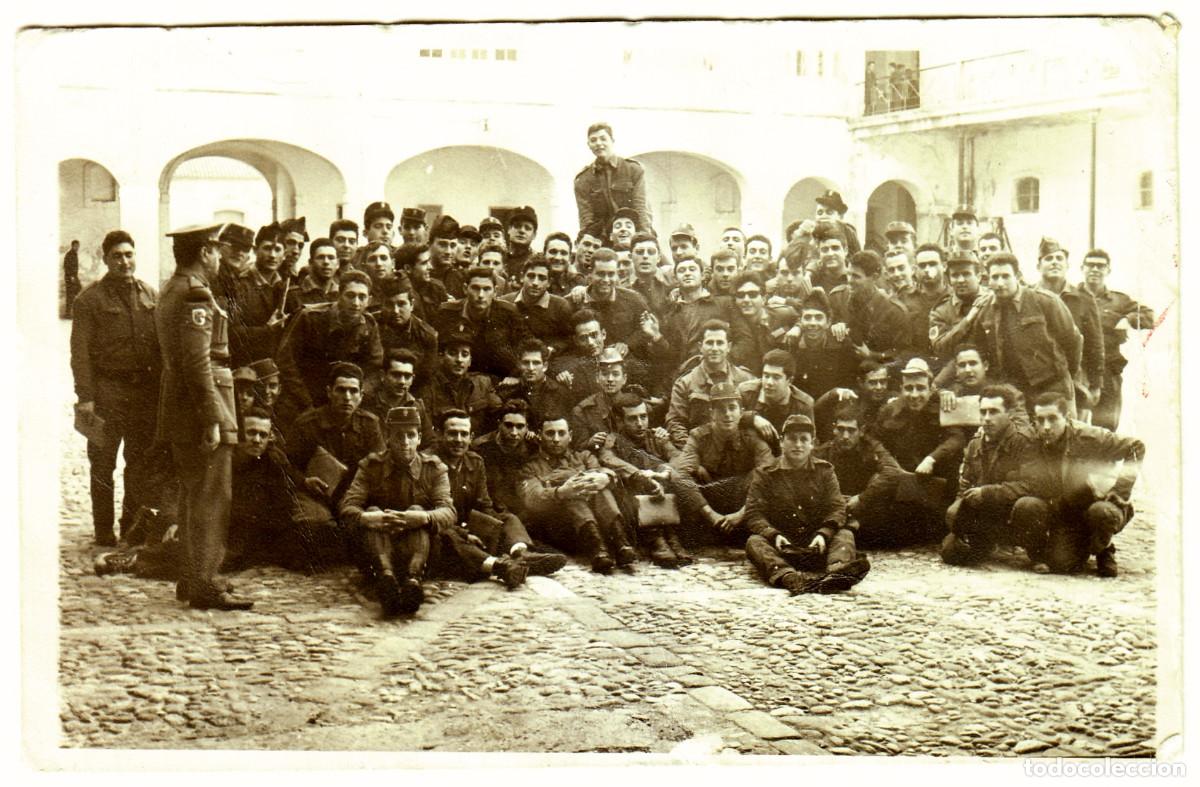Militaria: Regimiento. Militares en el patio del cuartel. A&ntilde;os 60. aa