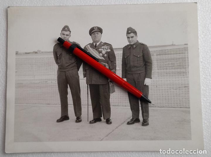 Military Antiques: Aviacion Ej&eacute;rcito del Aire. Tte. General de gala con sus hijos haciendo la mili.
