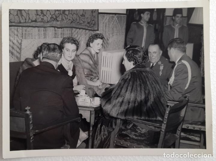 Military Antiques: Aviacion Ej&eacute;rcito del Aire. Foto de un general en una cafeter&iacute;a.