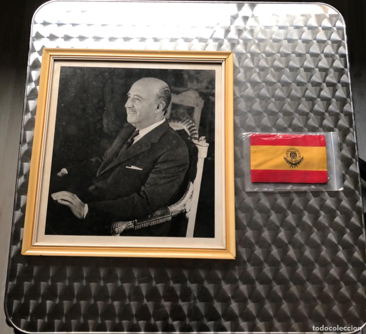 Militaria: Foto retrato del General Franco y brazalete