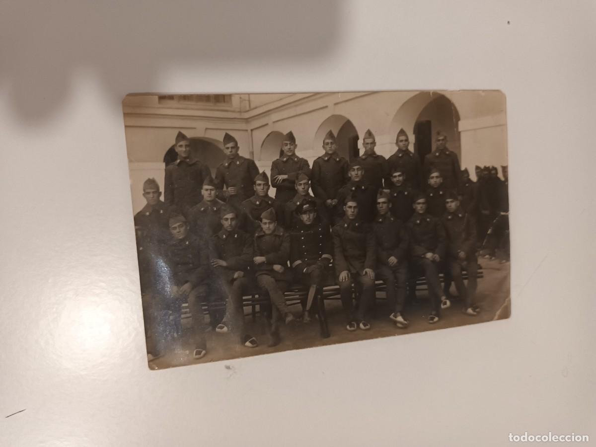 Militaria: Fotograf&iacute;a grupo de militares de Ingenieros en un cuartel, fot&oacute;grafo E Villalba, Rep&uacute;blica