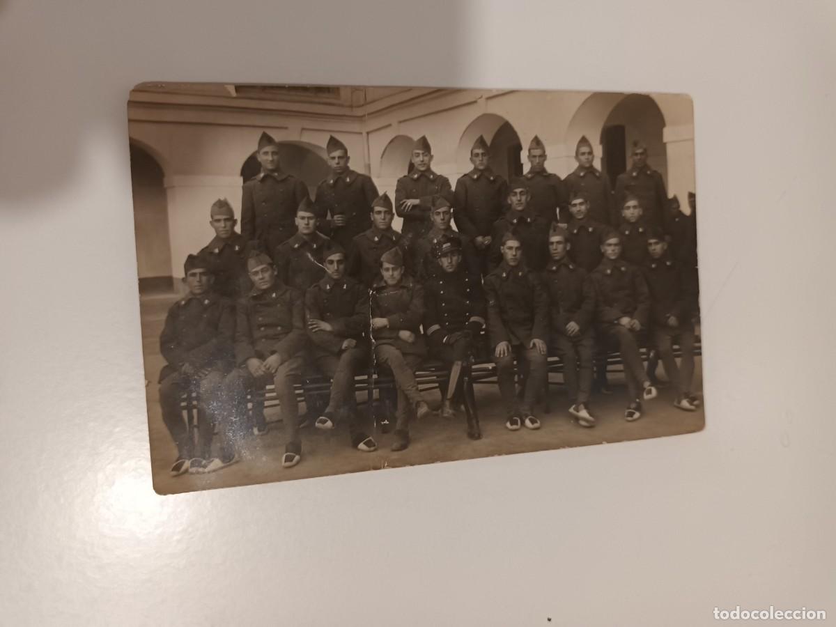 Militaria: Fotograf&iacute;a grupo de militares de Ingenieros en un cuartel, fot&oacute;grafo E Villalba, Rep&uacute;blica