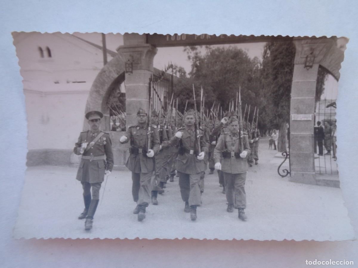 Militaria: FOTO DE DESFILE DE MILITARES CON SU OFICIAL AL FRENTE