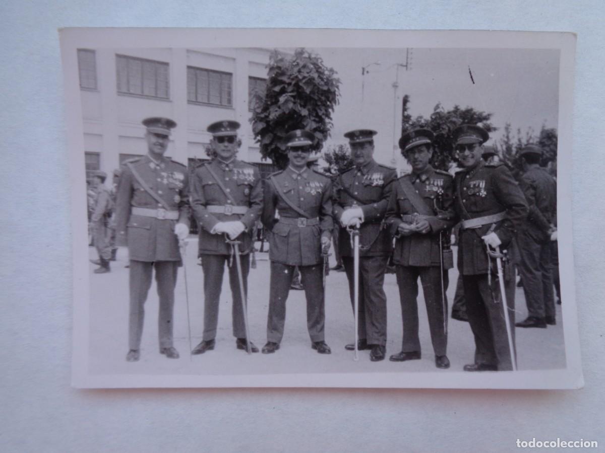 Militaria: FOTO DE MILITARES OFICIALES DEL EJERCITO DE GALA, VETERANOS DE LA GUERRA CIVIL, CONDECORADOS