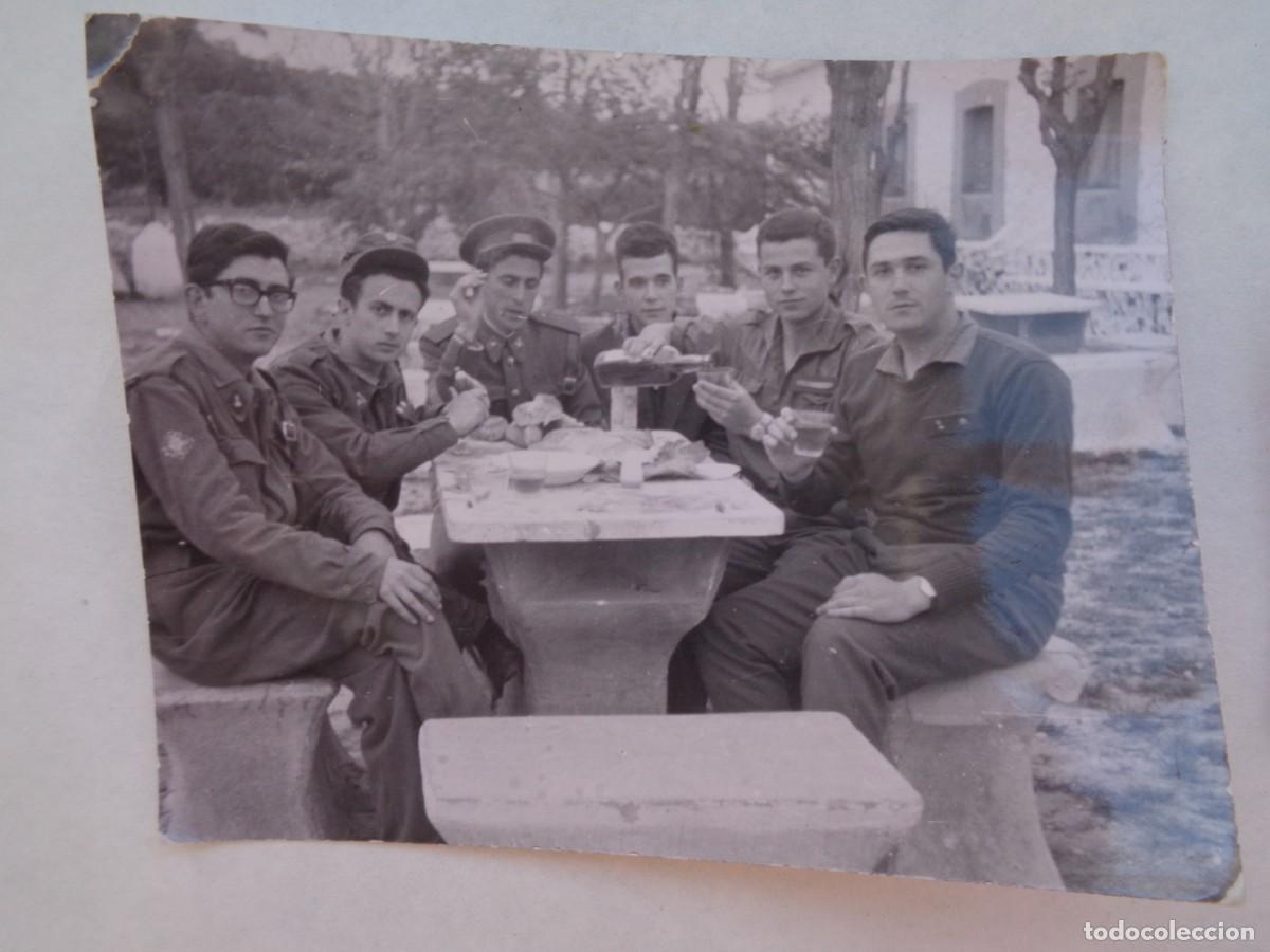 Militaria: FOTO DE MILITARES CON ROPA DE CAMPA&Ntilde;A MERENDANDO