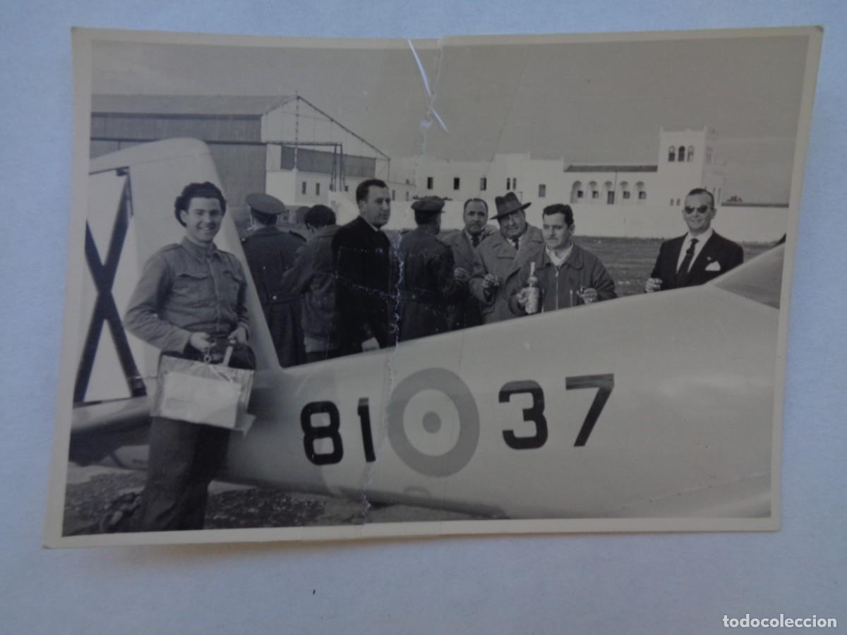 Militaria: FOTO DE PILOTO DE AVIACION CON BOTELLA DE CO&Ntilde;AC , AVION Y CIVILES . &iexcl; ROTA Y PEGADA !