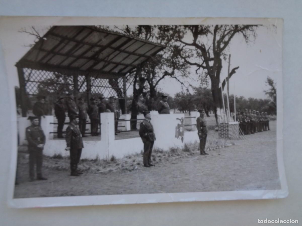 Militaria: GUARDIA CIVIL : FOTO DE AGENTE EN PARADA Y GENERAL DE LA BENEMERITA EN TRIBUNA ... 12 X 18 CM