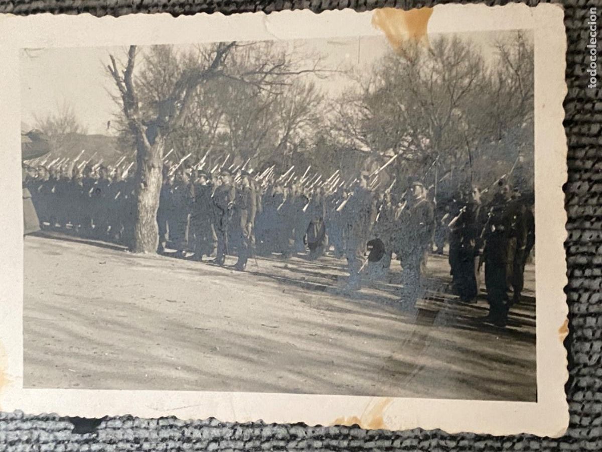 Militaria: ANTIGUA FOTOGRAF&Iacute;A MILITAR SOLDADOS DESFILE EPOCA GUERRA CIVIL