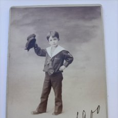 Militaria: FOTOGRAFIA ALBUMINA DE JOVEN NIÑO CON UNIFORME DE MARINERO, FECHADA EN 1900, FOTO OTTO, PARIS, MIDE