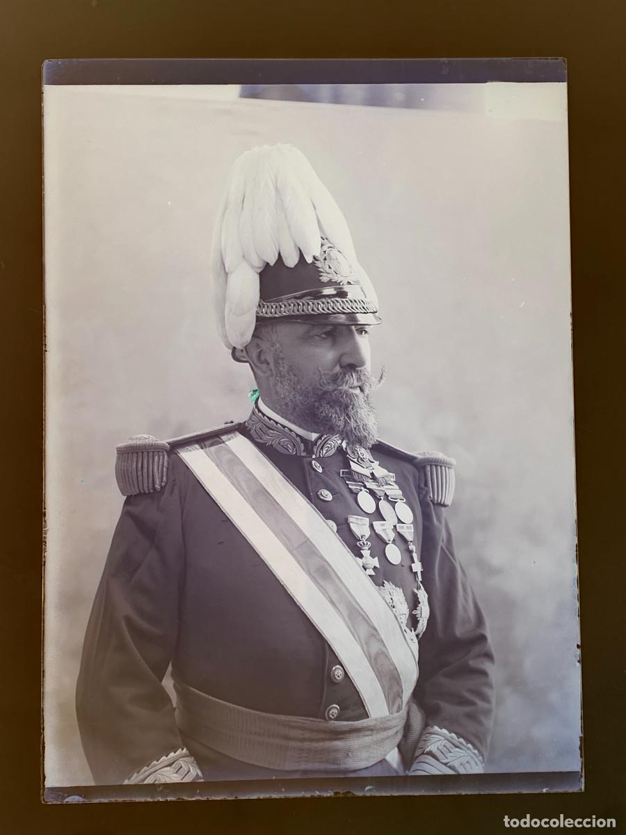 Military Antiques: FOTOGRAFIA DE CRISTAL DE GENERAL CON UNIFORME DE GALA, CASCO CON PLUMAS Y MUY CONDECORADO, CEPOCA AL