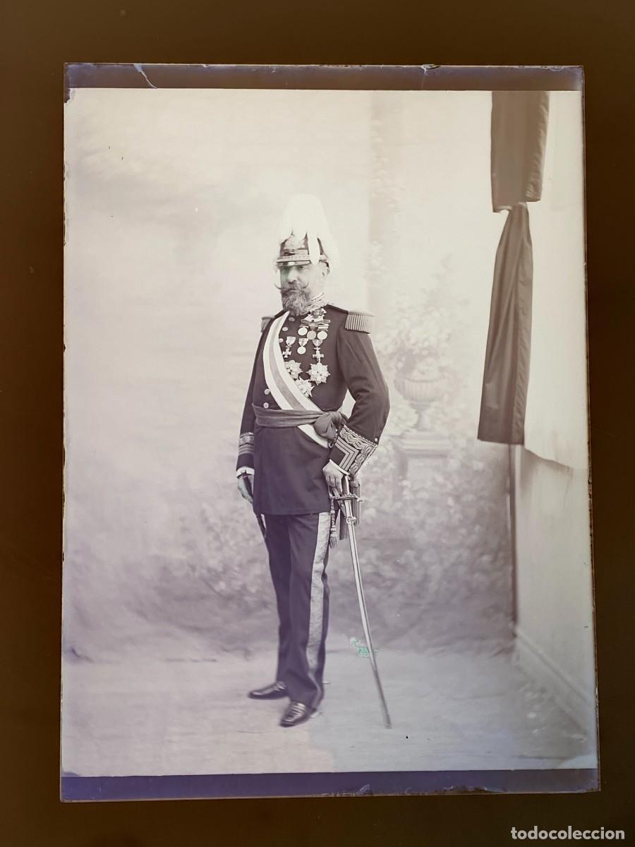 Military Antiques: FOTOGRAFIA DE CRISTAL DE GENERAL CON UNIFORME DE GALA, CASCO CON PLUMAS, SABLE Y MUY CONDECORADO, EP