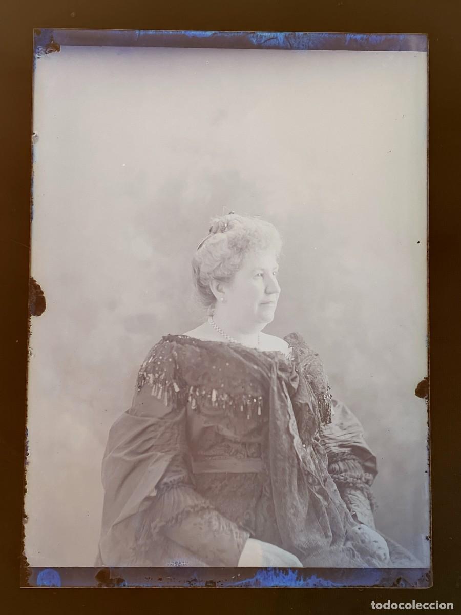 Militaria: FOTOGRAFIA DE MUJER FINALES DE SIGLO XIX, MIDE 18 X 13 CMS. LA FOTOGRAFIA ESTA EN NEGATIVO Y LA HEMO