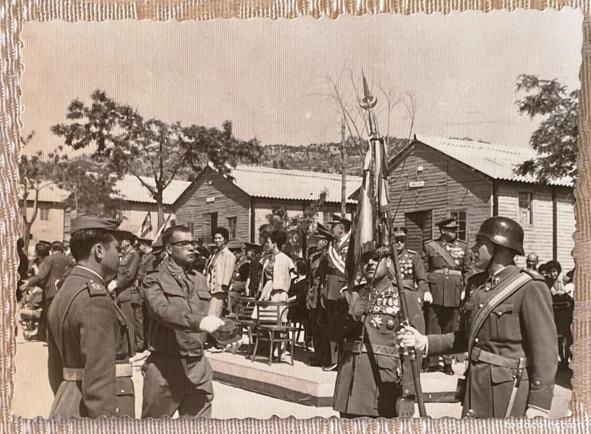 Militaria: FOTOGRAFIA DE JURA DE BANDERA, A&Ntilde;OS 60, MIDE 10 X 7,2 CMS.