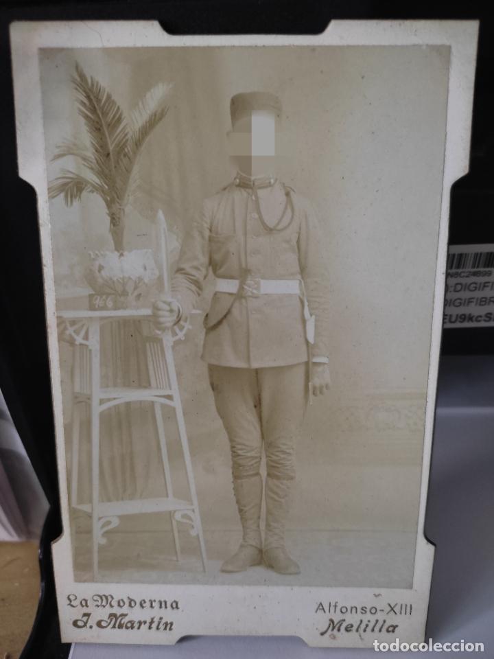 Military Antiques: SOLDADO ALFONSINO GORRA CUARTELERA ESTUDIO J MARTIN LA MODERNA MELILLA ALFONSO XIII 12,5 X 8 CM