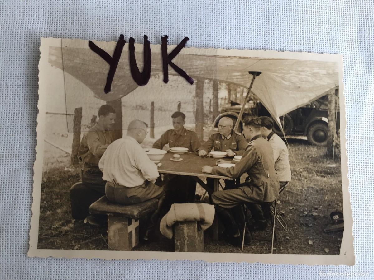Militaria: *** FOTO ORIGINAL DE SOLDADOS ALEMANES COMIENDO *** III REICH *** 2&ordf; SEGUNDA GUERRA MUNDIAL ***