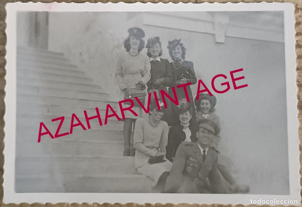 Militaria: ANTIGUA FOTOGRAFIA DE UN OFICIAL DE AVIACION CON UNAS CHICAS, 85X60MM