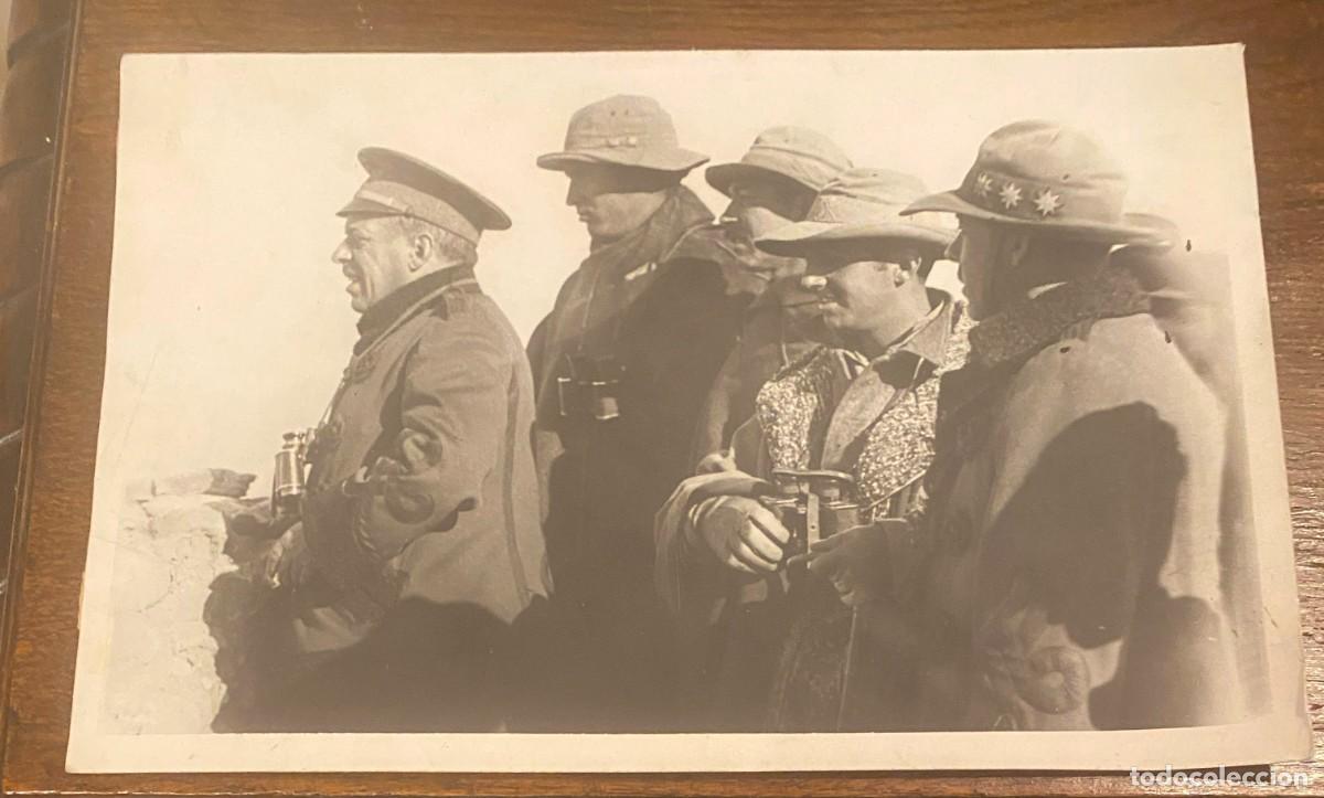 Militaria: FOTOGRAFIA DEL GENERAL SANJURJO CON FRANCO Y OTROS JEFES, CONTEMPLANDO EN AVANCE DE LAS FUERZAS DURA