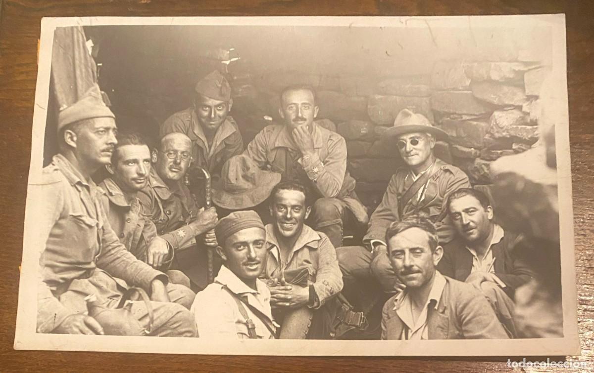 Militaria: FOTOGRAFIA DEL TENIENTE CORONEL FRANCO CON VARIOS COMPA&Ntilde;EROS DE ARMAS Y PERIODISTAS EN LA OCUPACION