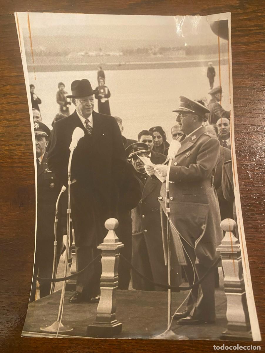 Militaria: FOTOGRAFIA DEL PRESIDENTE EISENHOWER, RECIBIDO EN TORREJON POR EL GENERALISMO FRANCO, FOTO DE PRENSA