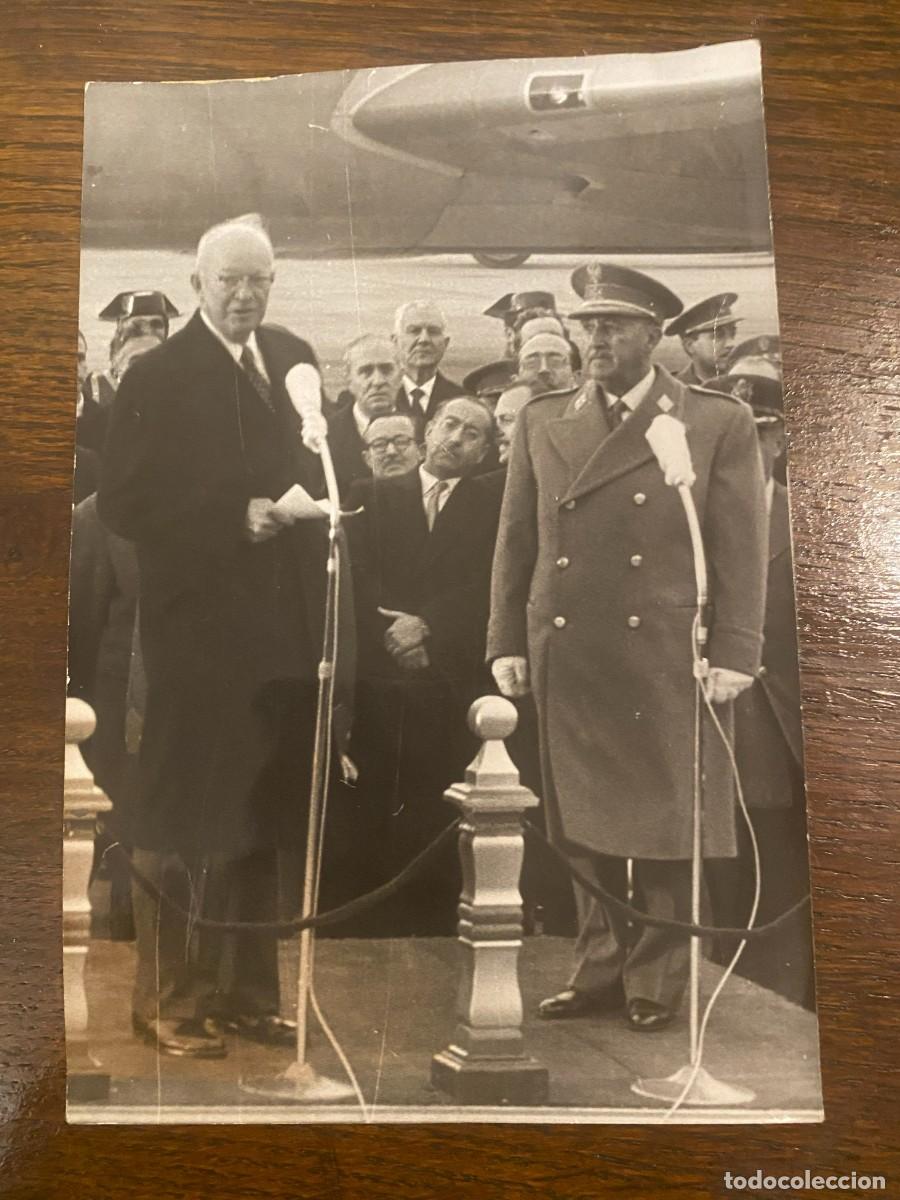 Militaria: FOTOGRAFIA DEL PRESIDENTE EISENHOWER, CON EL GERALISMO FRANCO A SU LLEGADA A BARAJAS, FOTO DE PRENSA